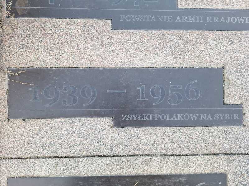 Tabliczka upamiętniająca zsyłki na Sybir, umieszczona na ścieżce historii przy Kaplicy Narodowej na wrocławskich Złotnikach. Fot. Kamilla Jasińska