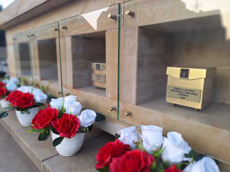 Urna umieszczona w balaskach Kaplicy Narodowej na wrocławskich Złotnikach. Fot. Kamilla Jasińska