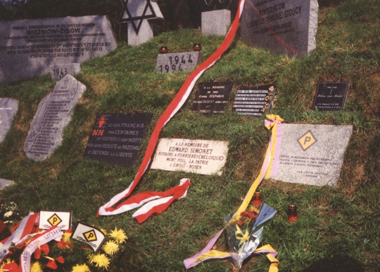 Ściana śmierci w 1994 roku, w dniu odsłaniania tablicy ufundowanej przez wrocławski Klub Ludzi ze Znakiem P. Fot. Stanisław Derda / zbiory Towarzystwa Miłośników Wrocławia