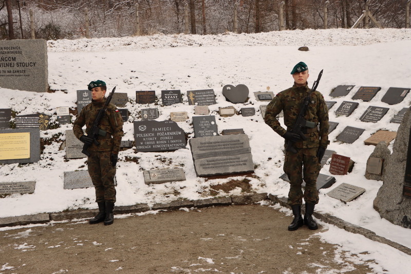 Warta honorowa przy nowej tablicy. Fot. Marcin Kaźmierski, Muzeum Gross-Rosen