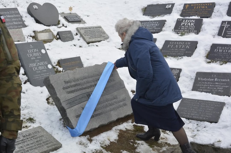 Tablicę odsłania Leokadia Wieczorek. Fot. za FB Gmina Strzegom