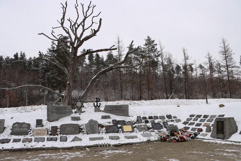 Ściana śmierci z nowo odsłoniętą tablicą. Fot. Marcin Kaźmierski, Muzeum Gross-Rosen