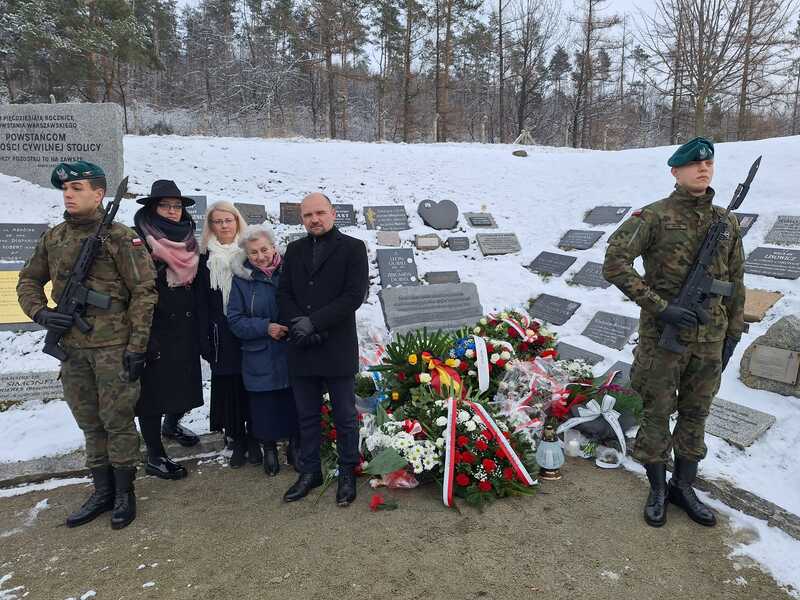 Od prawej: dr hab. Kamil Dworaczek, Leokadia Wieczorek, Renata Paluch i Kamilla Jasińska, a także żołnierze pełniący wartę honorową. Fot. Grzegorz Galarowicz, IPN Wrocław