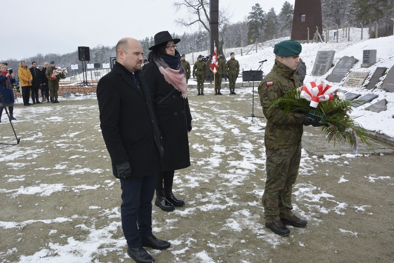 Kwiaty składa delegacja IPN we Wrocławiu – dr hab. Kamil Dworaczek i Kamilla Jasińska. Fot. za FB Gmina Strzegom