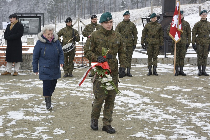 Kwiaty składa Leokadia Wieczorek. Fot. za FB Gmina Strzegom