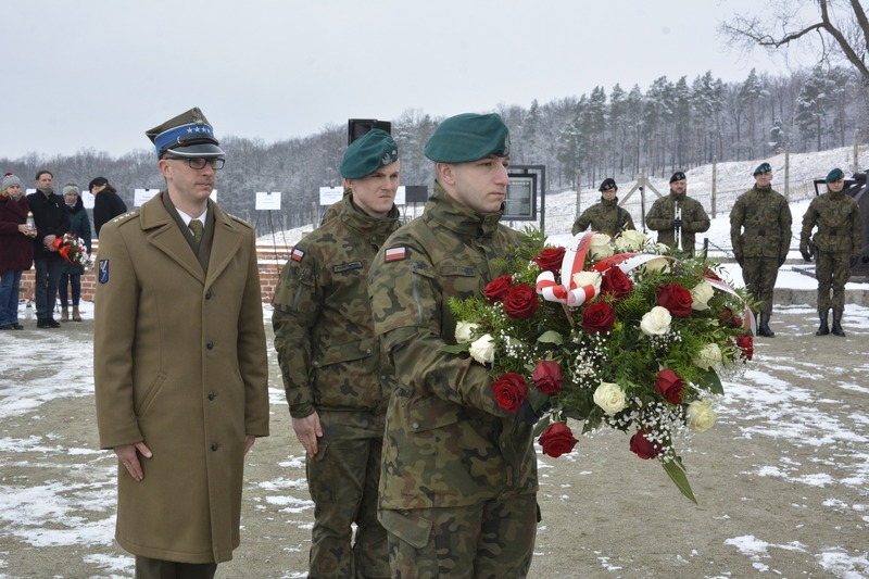 Kwiaty składa kpt. Arkadiusz Paciejewski. Fot. za FB Gmina Strzegom