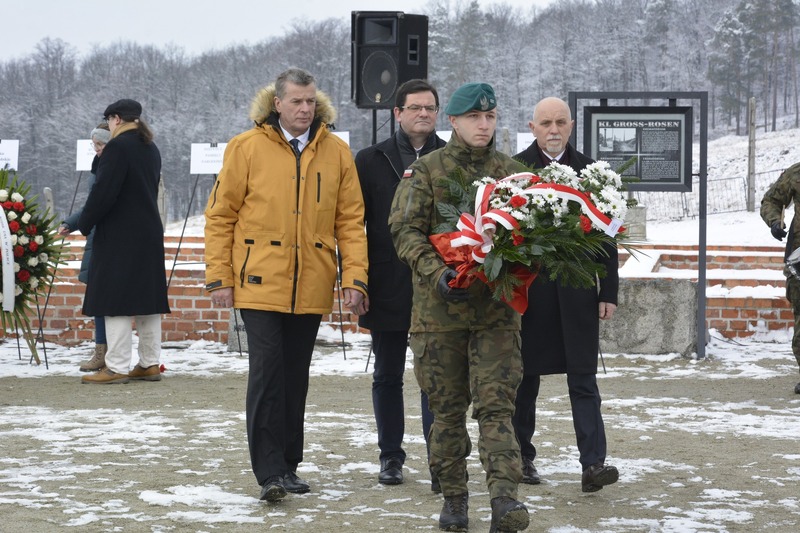 Kwiaty składa delegacja Gminy Strzegom na czele z burmistrzem Krzysztofem Kalinowskim. Fot. za FB Gmina Strzegom