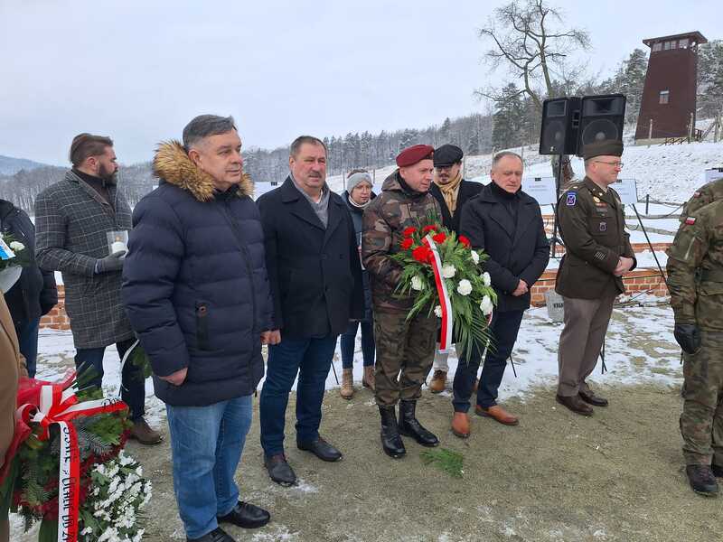 Kwiaty składa delegacja z Brzegu Dolnego. Fot. Kamilla Jasińska, IPN Wrocław