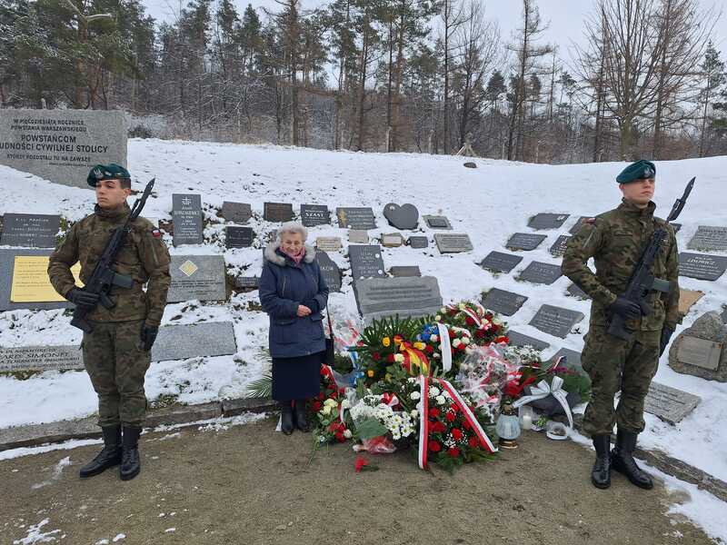 Leokadia Wieczorek przy nowo odsłoniętej tablicy. Fot. Kamilla Jasińska, IPN Wrocław