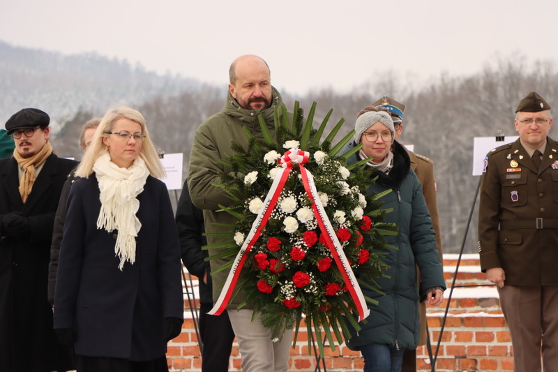 Kwiaty składa delegacja Muzeum Gross-Rosen. Fot. Marcin Kaźmierski, Muzeum Gross-Rosen