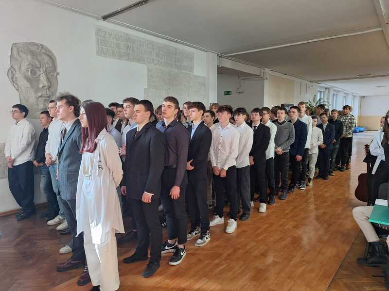 Uczniowie biorący udział w akademii. Fot. Kamilla Jasińska