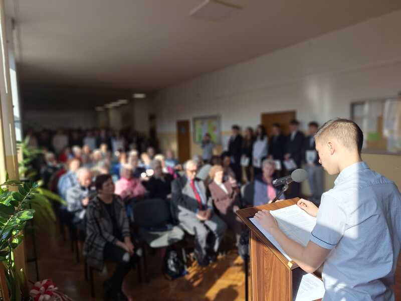 Goście uczestniczący w spotkaniu i szkolnej akademii. Fot. Kamilla Jasińska