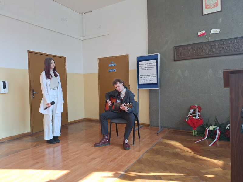 Występ artystyczny podczas akademii. Fot. Kamilla Jasińska