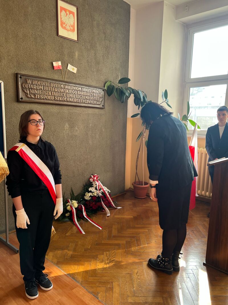 W imieniu dyrektora Oddziału IPN we Wrocławiu kwiaty złożyła Kamilla Jasińska. Fot. Anna Semp / TMW