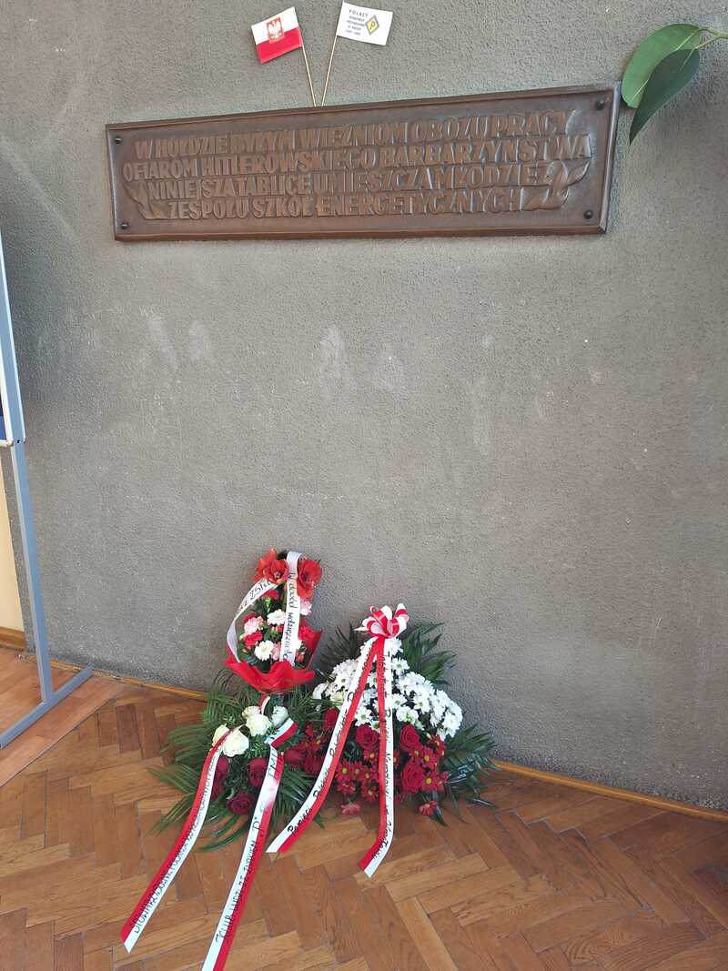 Kwiaty przy pamiątkowej tablicy w holu na pierwszym piętrze. Fot. Anna Semp / TMW