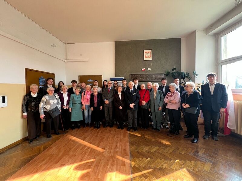 Uczestnicy okolicznościowego spotkania wraz z młodzieżą, która przygotowała akademię. Fot. Anna Semp / TMW