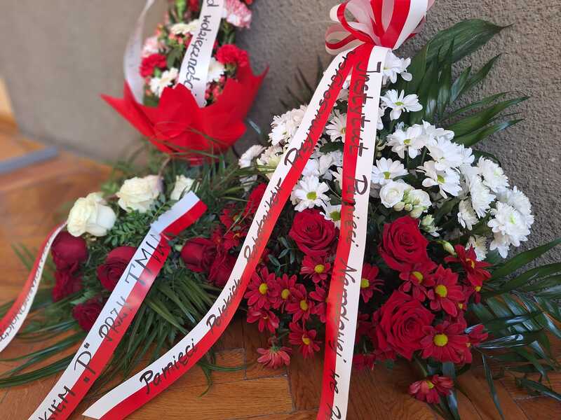 Kwiaty przy pamiątkowej tablicy w holu na pierwszym piętrze. Fot. Anna Semp / TMW