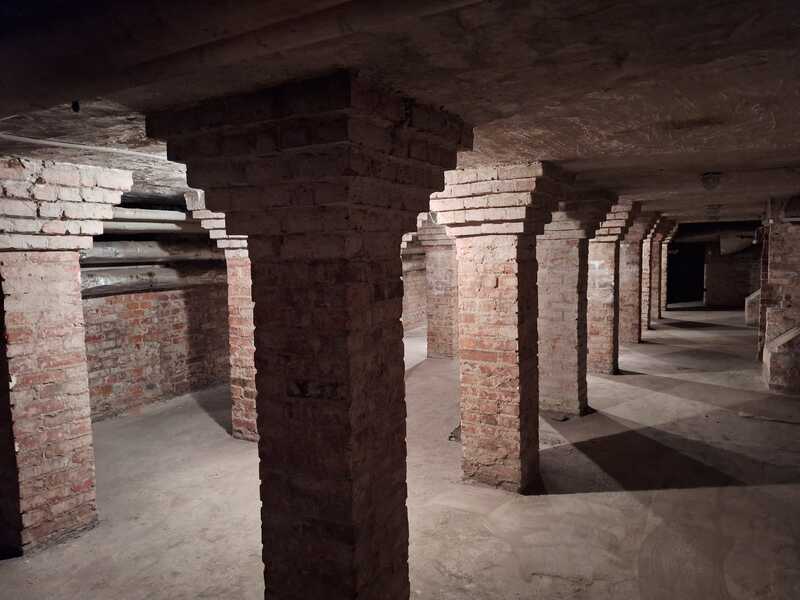 Piwnica, w której w trakcie oblężenia Festung Breslau mieścił się obozowy szpital. Fot. Kamilla Jasińska