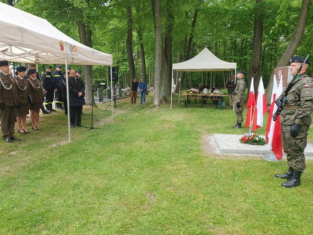 W tej miejscowości żywa jest pamięć o „cassińczykach”, szczególnie tych, którzy mogą mieć w Polsce tylko symboliczne groby, Jurków - 11 maja 2025
