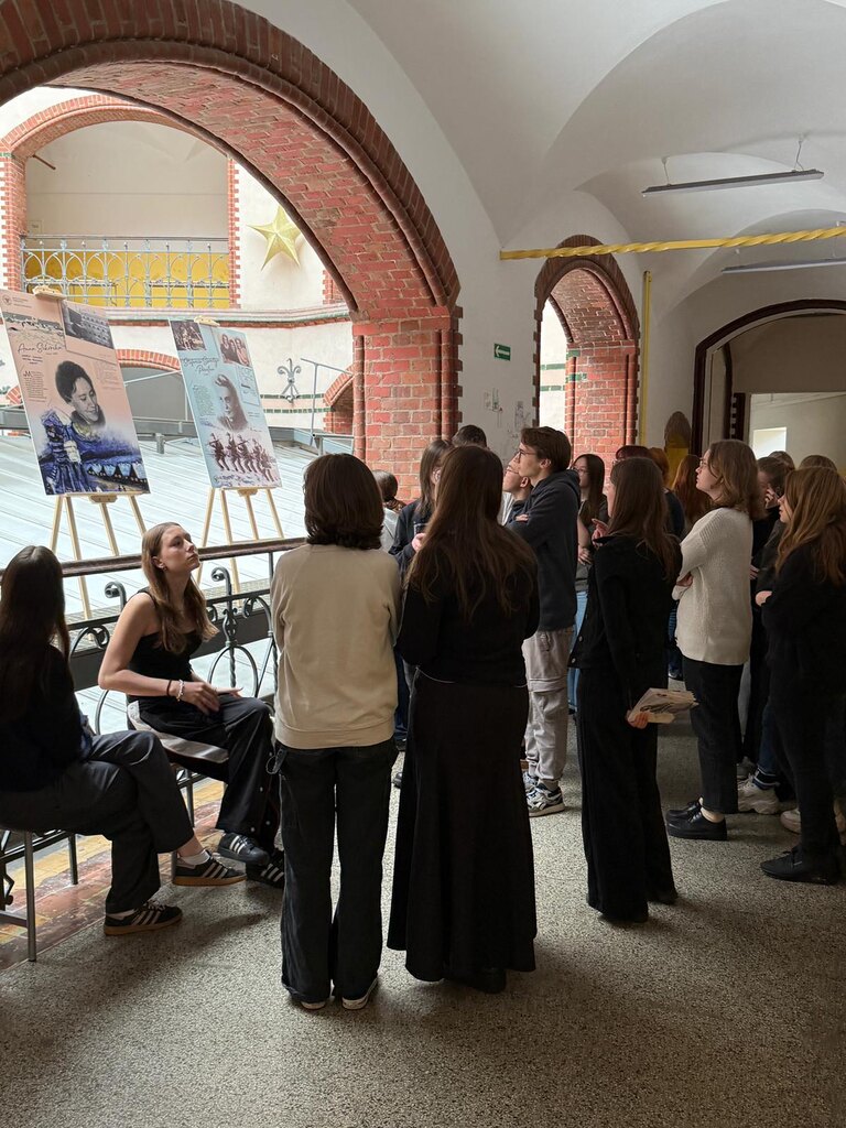 W Ogólnokształcącym Liceum Kreatywności Nr XVI we Wrocławiu stanęła wystawa „Łączniczki wileńskiej Armii Krajowej” - Wrocław, 22 maja 2025