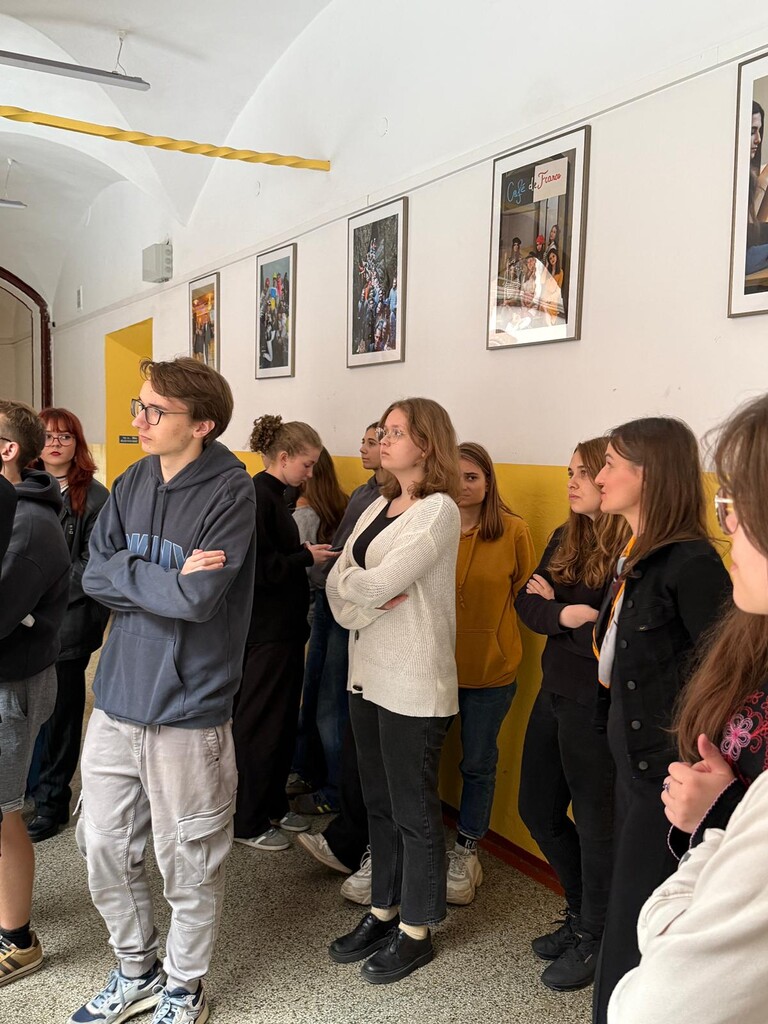 W Ogólnokształcącym Liceum Kreatywności Nr XVI we Wrocławiu stanęła wystawa „Łączniczki wileńskiej Armii Krajowej” - Wrocław, 22 maja 2025