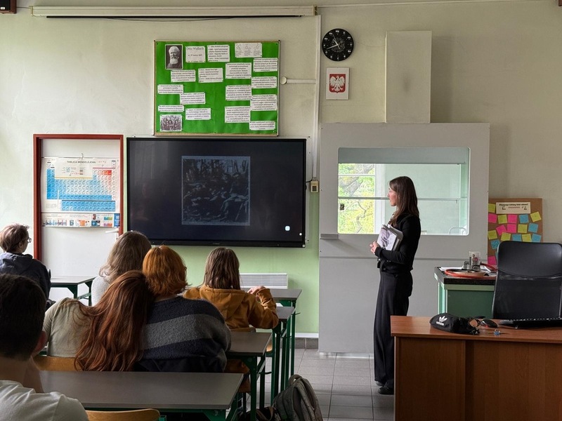 W Ogólnokształcącym Liceum Kreatywności Nr XVI we Wrocławiu stanęła wystawa „Łączniczki wileńskiej Armii Krajowej” - Wrocław, 22 maja 2025