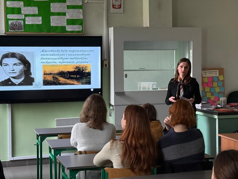 W Ogólnokształcącym Liceum Kreatywności Nr XVI we Wrocławiu stanęła wystawa „Łączniczki wileńskiej Armii Krajowej” - Wrocław, 22 maja 2025