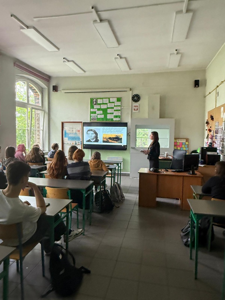 W Ogólnokształcącym Liceum Kreatywności Nr XVI we Wrocławiu stanęła wystawa „Łączniczki wileńskiej Armii Krajowej” - Wrocław, 22 maja 2025