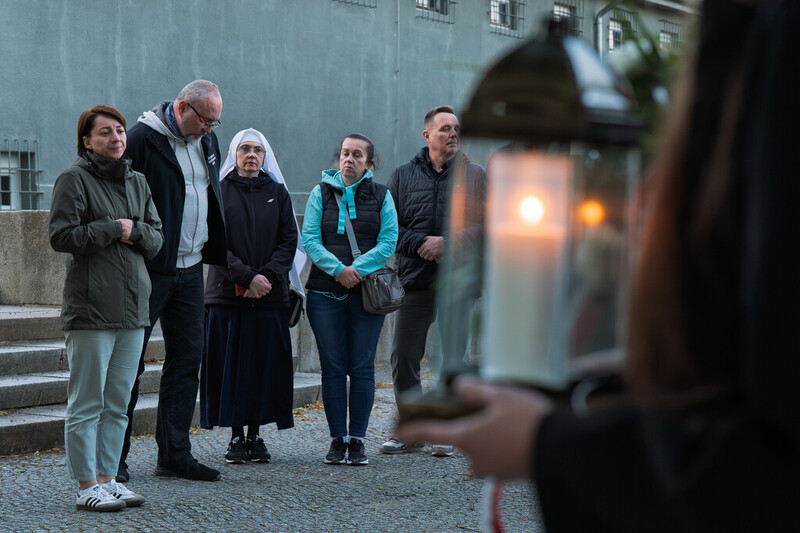 Finaliści XI edycji ogólnopolskiego konkursu recytatorskiego „W kręgu poezji i prozy lagrowej więźniarek KL Ravensbrück stanęli na ziemi Muzeum Miejsca Pamięci i Przestrogi - Ravensbrück, 23 maja 2025/ fot. IPN Katowice Krzysztof Łojko