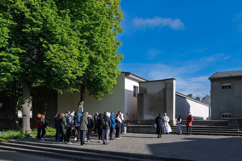 Finaliści XI edycji ogólnopolskiego konkursu recytatorskiego „W kręgu poezji i prozy lagrowej więźniarek KL Ravensbrück stanęli na ziemi Muzeum Miejsca Pamięci i Przestrogi - Ravensbrück, 23 maja 2025/ fot. IPN Katowice Krzysztof Łojko