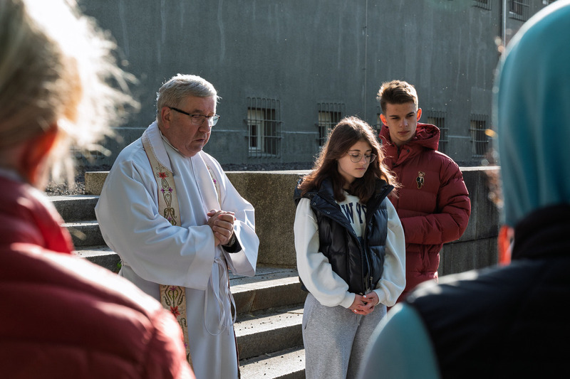 Finaliści XI edycji ogólnopolskiego konkursu recytatorskiego „W kręgu poezji i prozy lagrowej więźniarek KL Ravensbrück stanęli na ziemi Muzeum Miejsca Pamięci i Przestrogi - Ravensbrück, 23 maja 2025/ fot. IPN Katowice Krzysztof Łojko