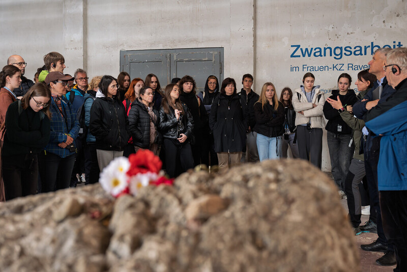 Finaliści XI edycji ogólnopolskiego konkursu recytatorskiego „W kręgu poezji i prozy lagrowej więźniarek KL Ravensbrück stanęli na ziemi Muzeum Miejsca Pamięci i Przestrogi - Ravensbrück, 23 maja 2025/ fot. IPN Katowice Krzysztof Łojko