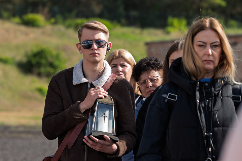 Finaliści XI edycji ogólnopolskiego konkursu recytatorskiego „W kręgu poezji i prozy lagrowej więźniarek KL Ravensbrück stanęli na ziemi Muzeum Miejsca Pamięci i Przestrogi - Ravensbrück, 23 maja 2025/ fot. IPN Katowice Krzysztof Łojko