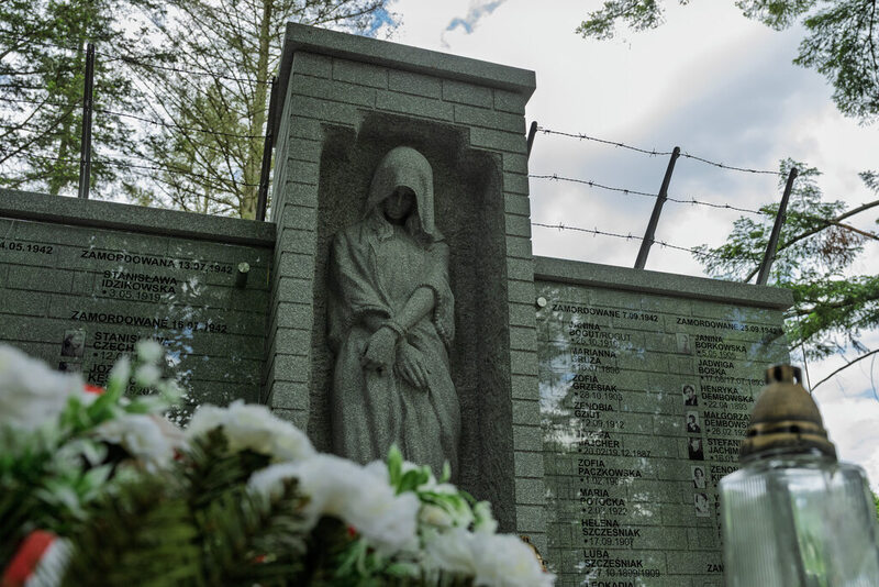 Finaliści XI edycji ogólnopolskiego konkursu recytatorskiego „W kręgu poezji i prozy lagrowej więźniarek KL Ravensbrück stanęli na ziemi Muzeum Miejsca Pamięci i Przestrogi - Ravensbrück, 23 maja 2025/ fot. IPN Katowice Krzysztof Łojko