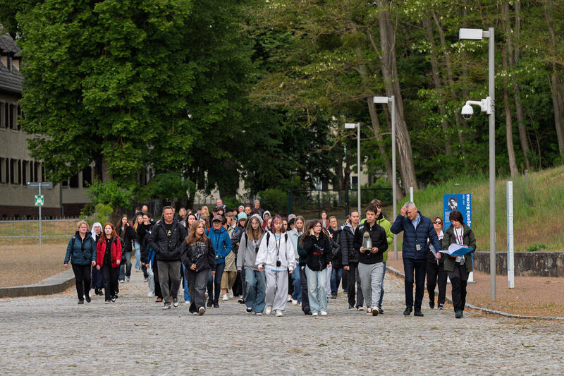 Finaliści XI edycji ogólnopolskiego konkursu recytatorskiego „W kręgu poezji i prozy lagrowej więźniarek KL Ravensbrück stanęli na ziemi Muzeum Miejsca Pamięci i Przestrogi - Ravensbrück, 23 maja 2025/ fot. IPN Katowice Krzysztof Łojko