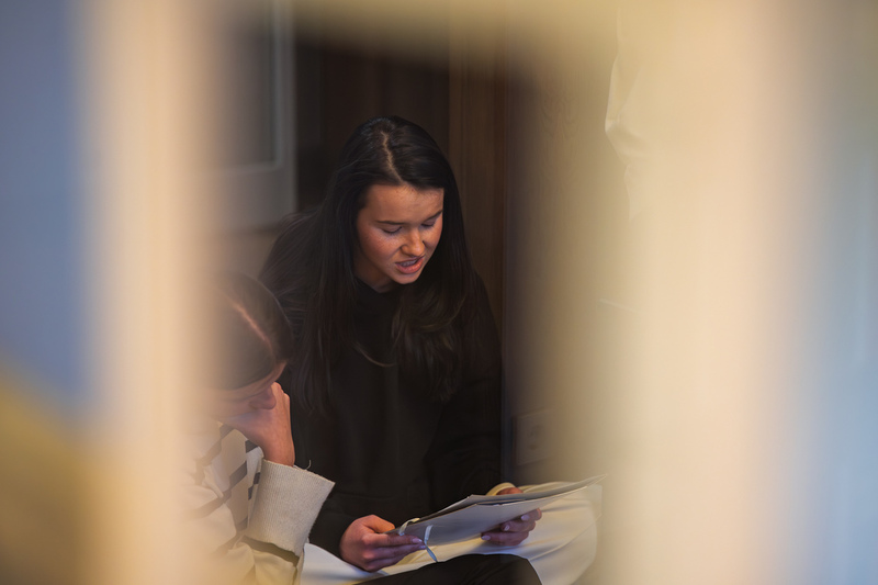 Finaliści XI edycji ogólnopolskiego konkursu recytatorskiego „W kręgu poezji i prozy lagrowej więźniarek KL Ravensbrück stanęli na ziemi Muzeum Miejsca Pamięci i Przestrogi - Ravensbrück, 23 maja 2025/ fot. IPN Katowice Krzysztof Łojko