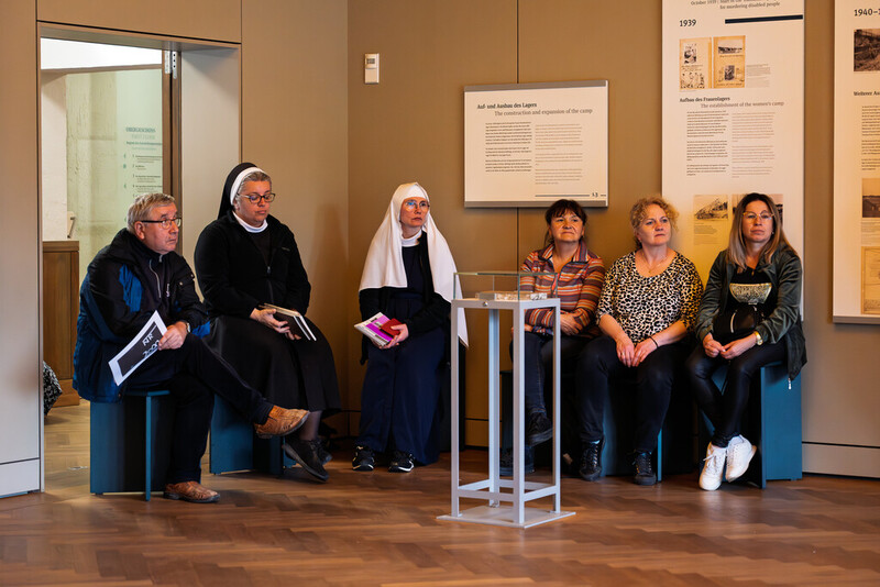 Finaliści XI edycji ogólnopolskiego konkursu recytatorskiego „W kręgu poezji i prozy lagrowej więźniarek KL Ravensbrück stanęli na ziemi Muzeum Miejsca Pamięci i Przestrogi - Ravensbrück, 23 maja 2025/ fot. IPN Katowice Krzysztof Łojko