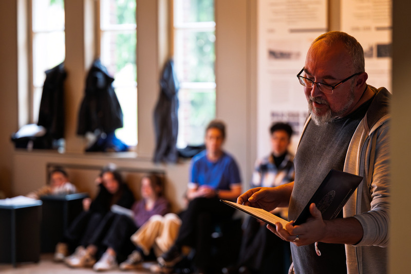 Finaliści XI edycji ogólnopolskiego konkursu recytatorskiego „W kręgu poezji i prozy lagrowej więźniarek KL Ravensbrück stanęli na ziemi Muzeum Miejsca Pamięci i Przestrogi - Ravensbrück, 23 maja 2025/ fot. IPN Katowice Krzysztof Łojko