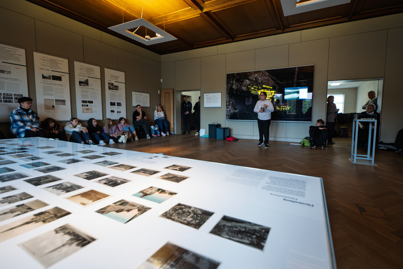 Finaliści XI edycji ogólnopolskiego konkursu recytatorskiego „W kręgu poezji i prozy lagrowej więźniarek KL Ravensbrück stanęli na ziemi Muzeum Miejsca Pamięci i Przestrogi - Ravensbrück, 23 maja 2025/ fot. IPN Katowice Krzysztof Łojko