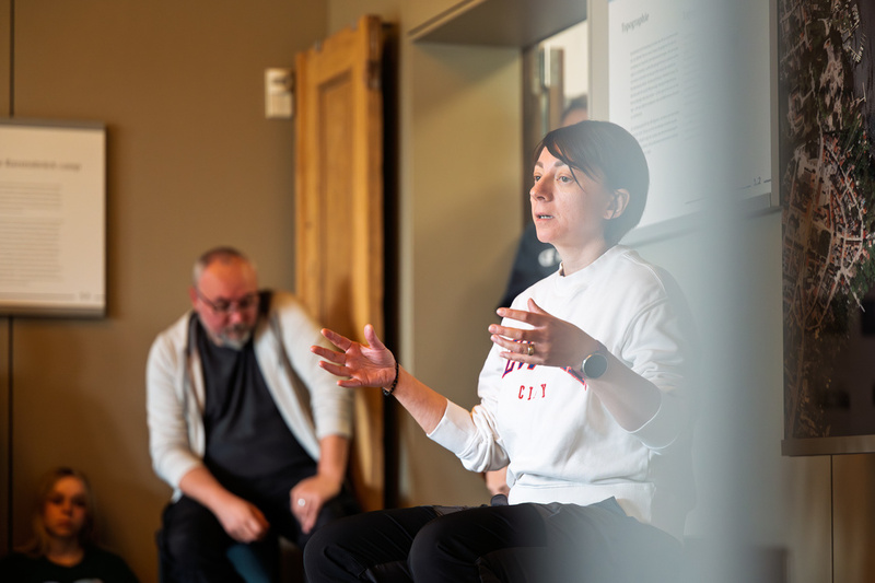 Finaliści XI edycji ogólnopolskiego konkursu recytatorskiego „W kręgu poezji i prozy lagrowej więźniarek KL Ravensbrück stanęli na ziemi Muzeum Miejsca Pamięci i Przestrogi - Ravensbrück, 23 maja 2025/ fot. IPN Katowice Krzysztof Łojko