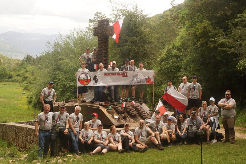 Rajd w Gardzieli przy pomniku Pułku 4 Pancernego „Skorpion” zbudowanym z szczątków Shermana o nazwie „Sułtan” ppor. Ludomira Białeckiego, który zginął wraz z całą załogą.