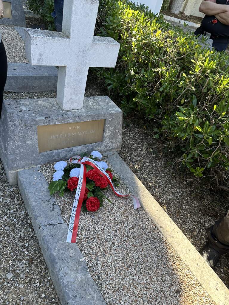 Wieniec od motocyklistów na grobie por. Jagiełły.