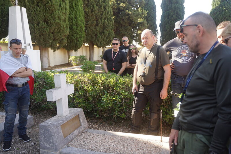 Prelekcja dr hab. Jerzego Kirszaka przy grobie ppor. Władysława Jagiełły – dowódcy 1 kompanii 3 Batalionu Strzelców Karpackich, ciężko rannego pod Monte Cassino, odznaczonego Orderem Virtuti Militari, zmarłego z ran w szpitalu w Casamassima.