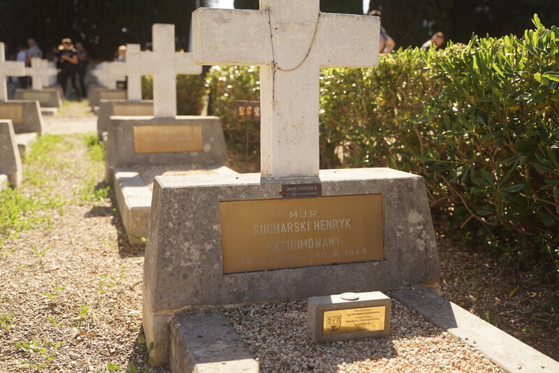 Miejsce pierwotnego spoczynku dowódcy obrony Westerplatte majora Henryka Sucharskiego, który po wyzwoleniu z niemieckiej niewoli dowodził 6 Batalionem Strzelców Karpackich w 3 Dywizji Strzelców Karpackich i zmarł w Neapolu w 1946 r.