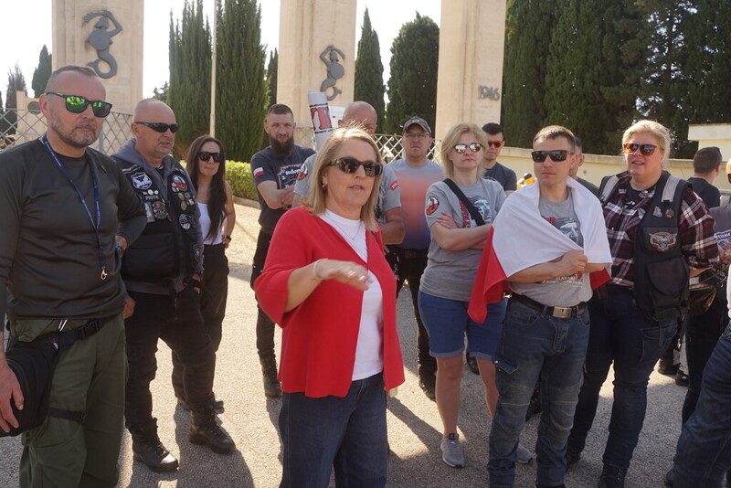 Żaneta Nawrot opowiada historię cmentarza.