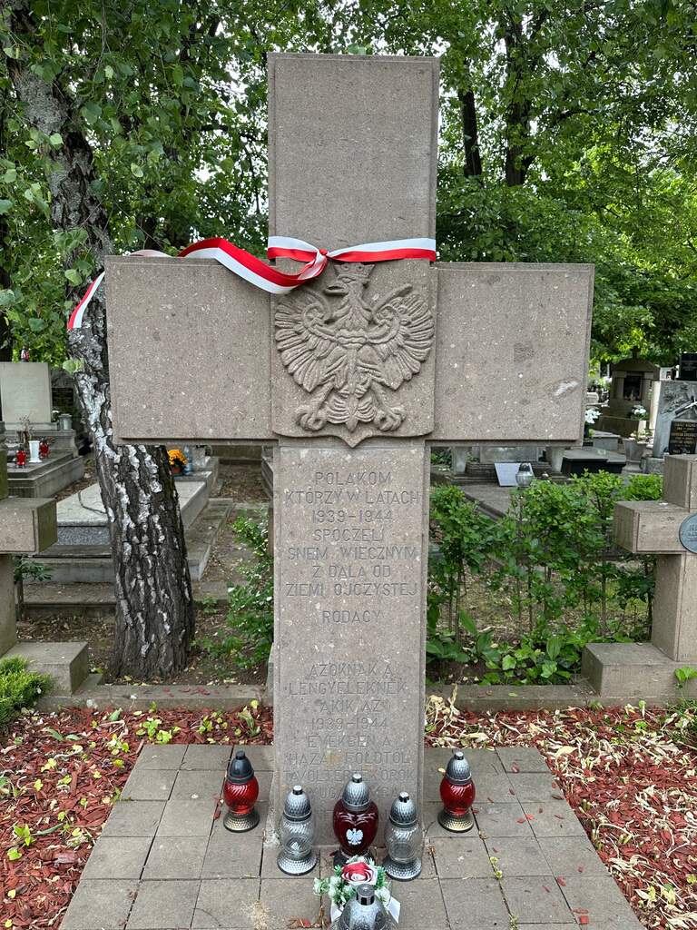 Pierwsze upamiętnienie na trasie rajdu odbyło się na Węgrzech w mieście Eger, gdzie na miejscowym cmentarzu znajduje się polska kwatera oficerów i ich rodzin zmarłych w czasie internowania.