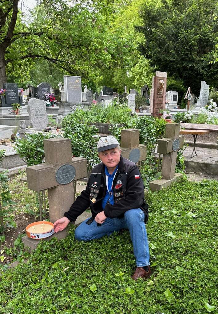 Wicekomandor rajdu Marek Nowak zapalił znicz na grobie swojego stryjecznego pradziadka majora Leona Nowaka.