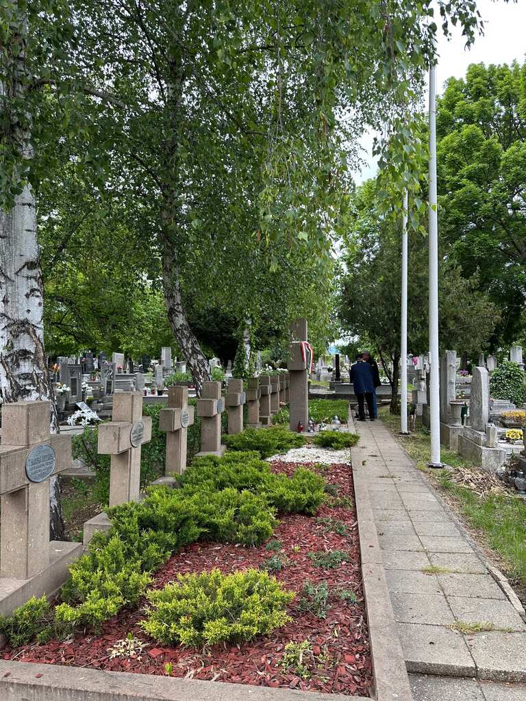 Pierwsze upamiętnienie na trasie rajdu odbyło się na Węgrzech w mieście Eger, gdzie na miejscowym cmentarzu znajduje się polska kwatera oficerów i ich rodzin zmarłych w czasie internowania.