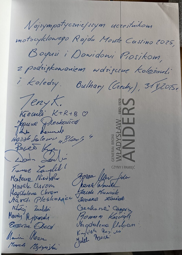 Na zakończenie wyprawy drogą losowania wyłoniono najsympatyczniejszych uczestników rajdu, którymi zostali Bogusława i Dawid Piosikowie. W nagrodę komandor Paweł Krupa wręczył laureatom album o generale Andersie.