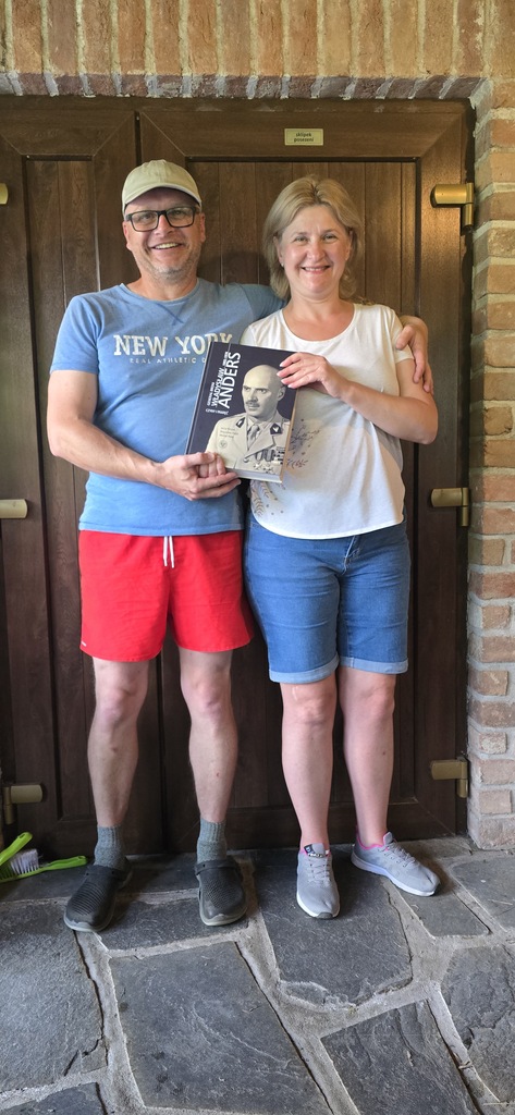 Na zakończenie wyprawy drogą losowania wyłoniono najsympatyczniejszych uczestników rajdu, którymi zostali Bogusława i Dawid Piosikowie. W nagrodę komandor Paweł Krupa wręczył laureatom album o generale Andersie.